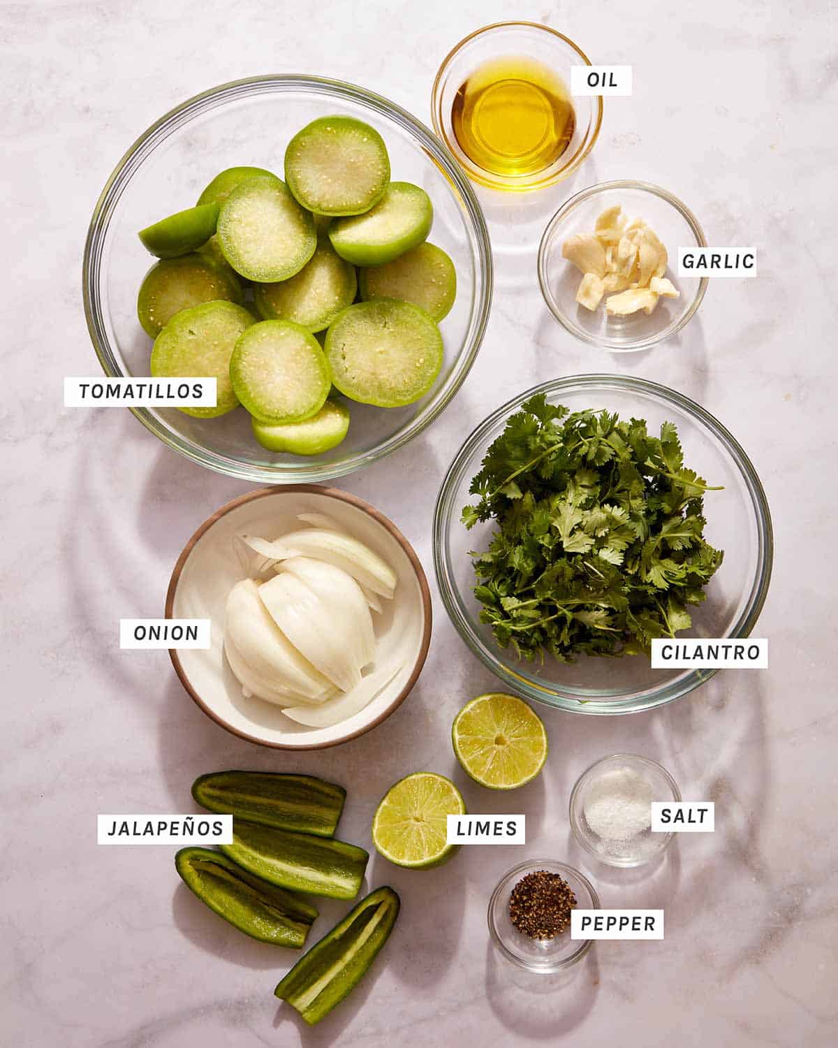 Tomatillo Salsa ingredientai ant virtuvės stalviršio.