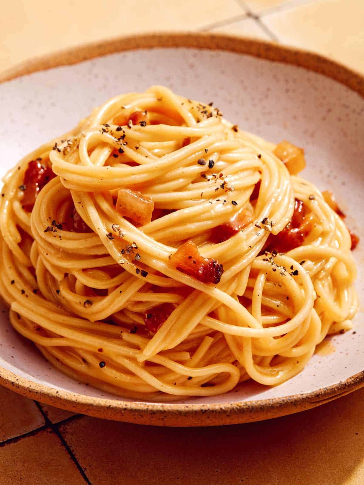 Pagrindinis carbonara receptas dubenyje.