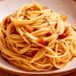 Pagrindinis carbonara receptas dubenyje.