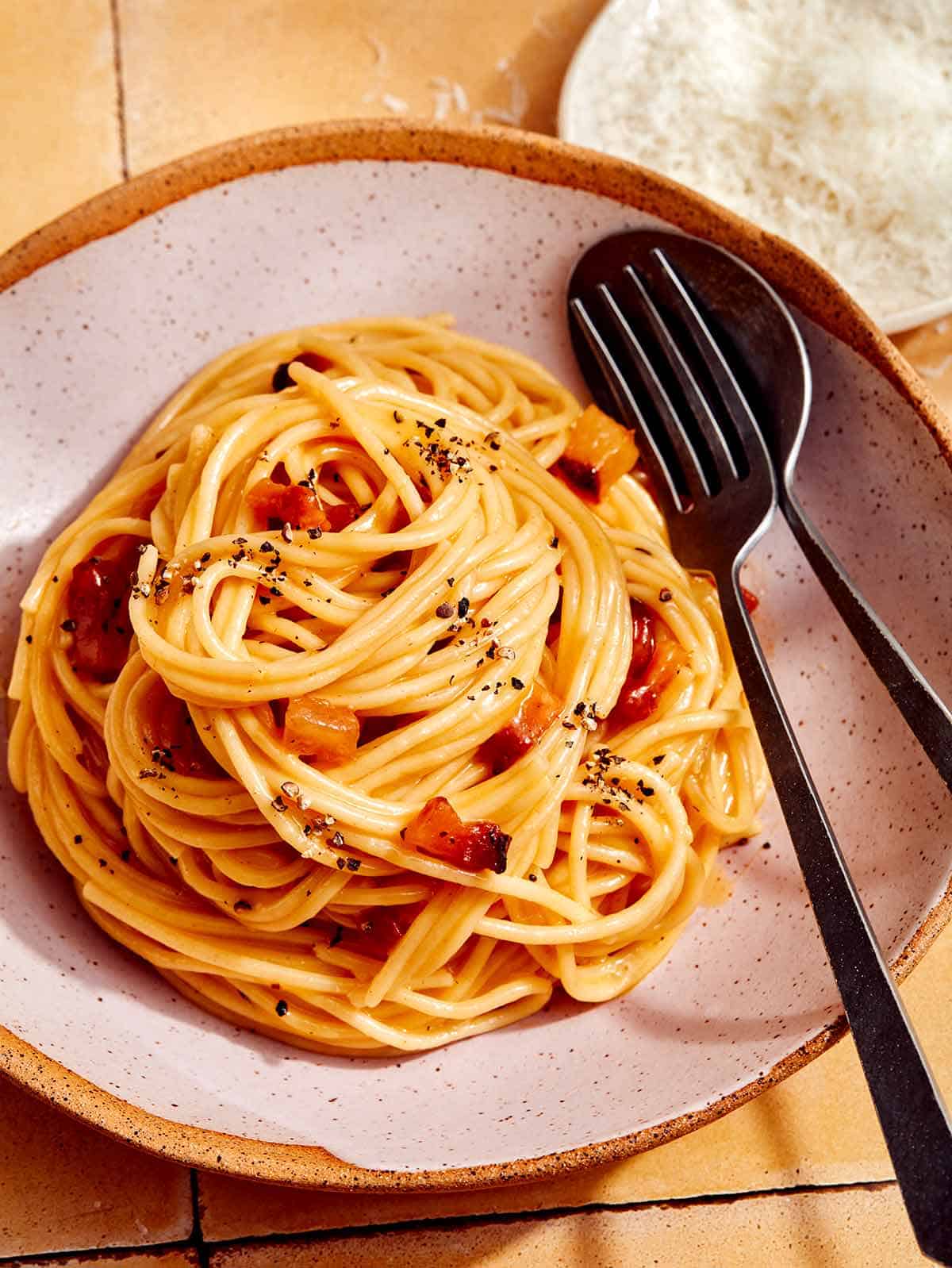 Carbonara makaronai dubenyje.
