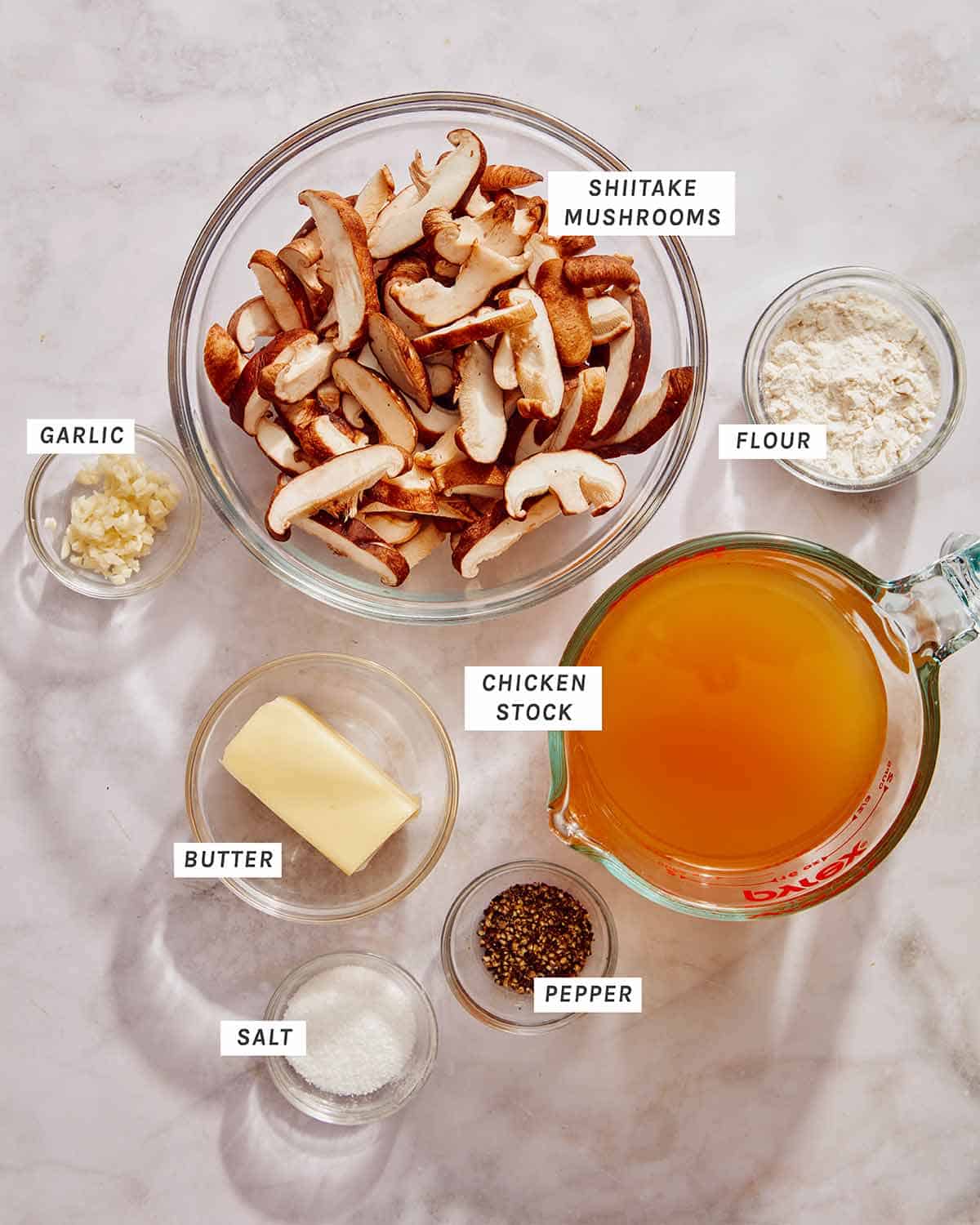 Grybų padažo ingredientai ant virtuvės stalviršio.