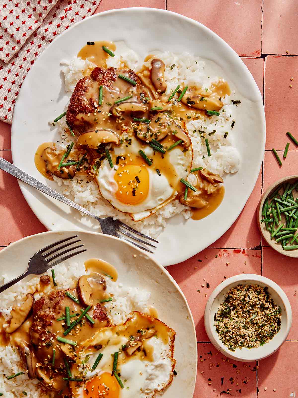 Loco moco lėkštėse, skirta dviems žmonėms.
