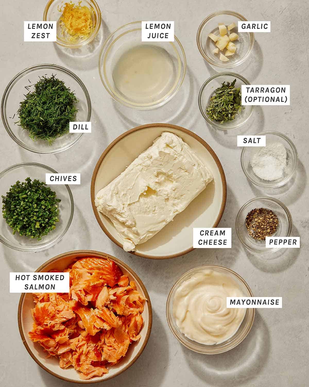 Išdėstyti visi rūkytos lašišos padažo ingredientai.