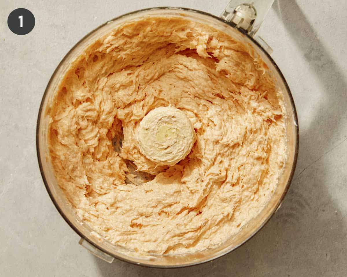 Rūkytos lašišos padažo ingredientai virtuviniame kombainuje sumaišomi.