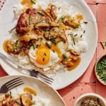 Loco moco receptų kortelė ant dviejų lėkščių.