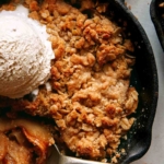 Close up on an apple crisp.